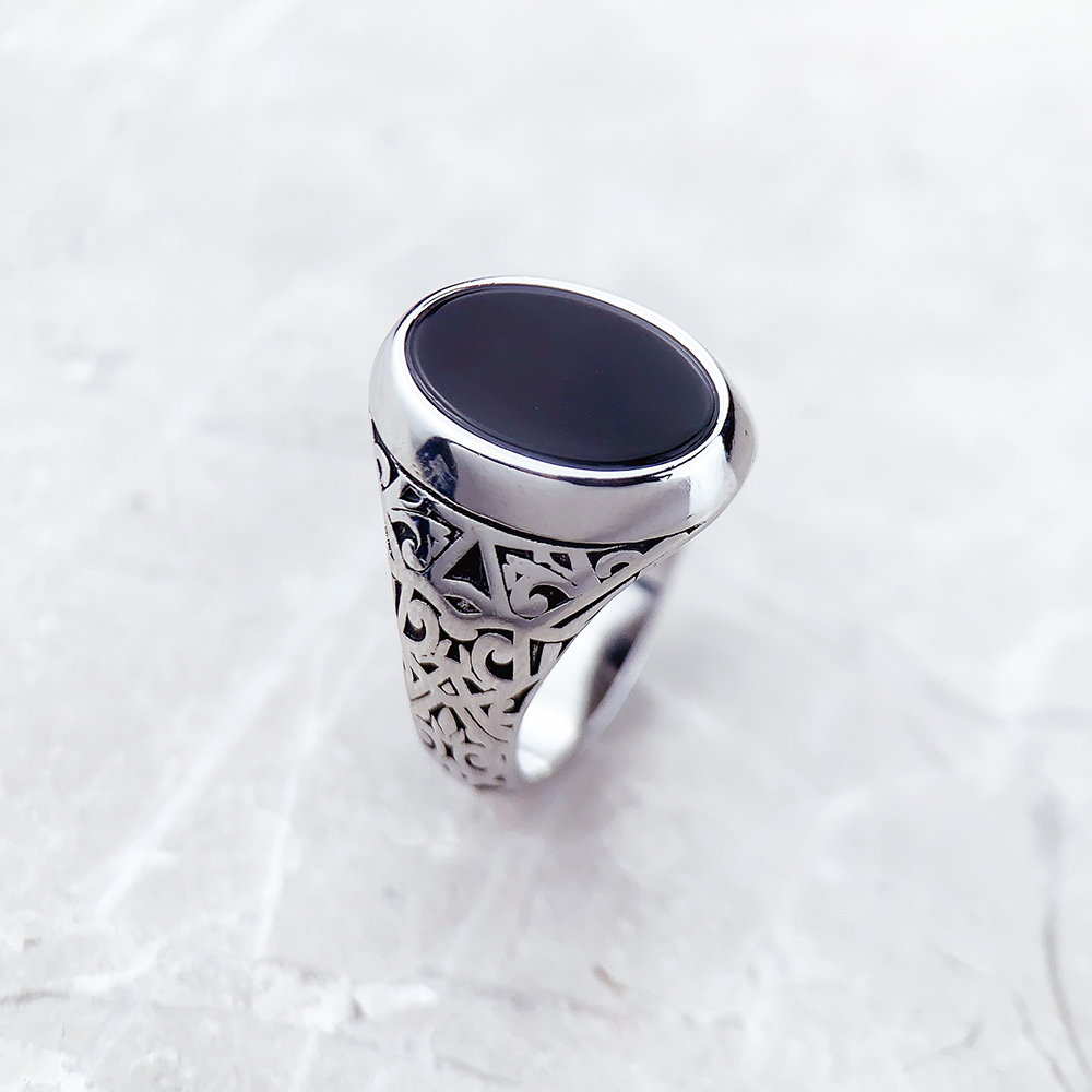 Zwarte ovale zegelring Europa  - Mens Signet Ring recensie en prijs