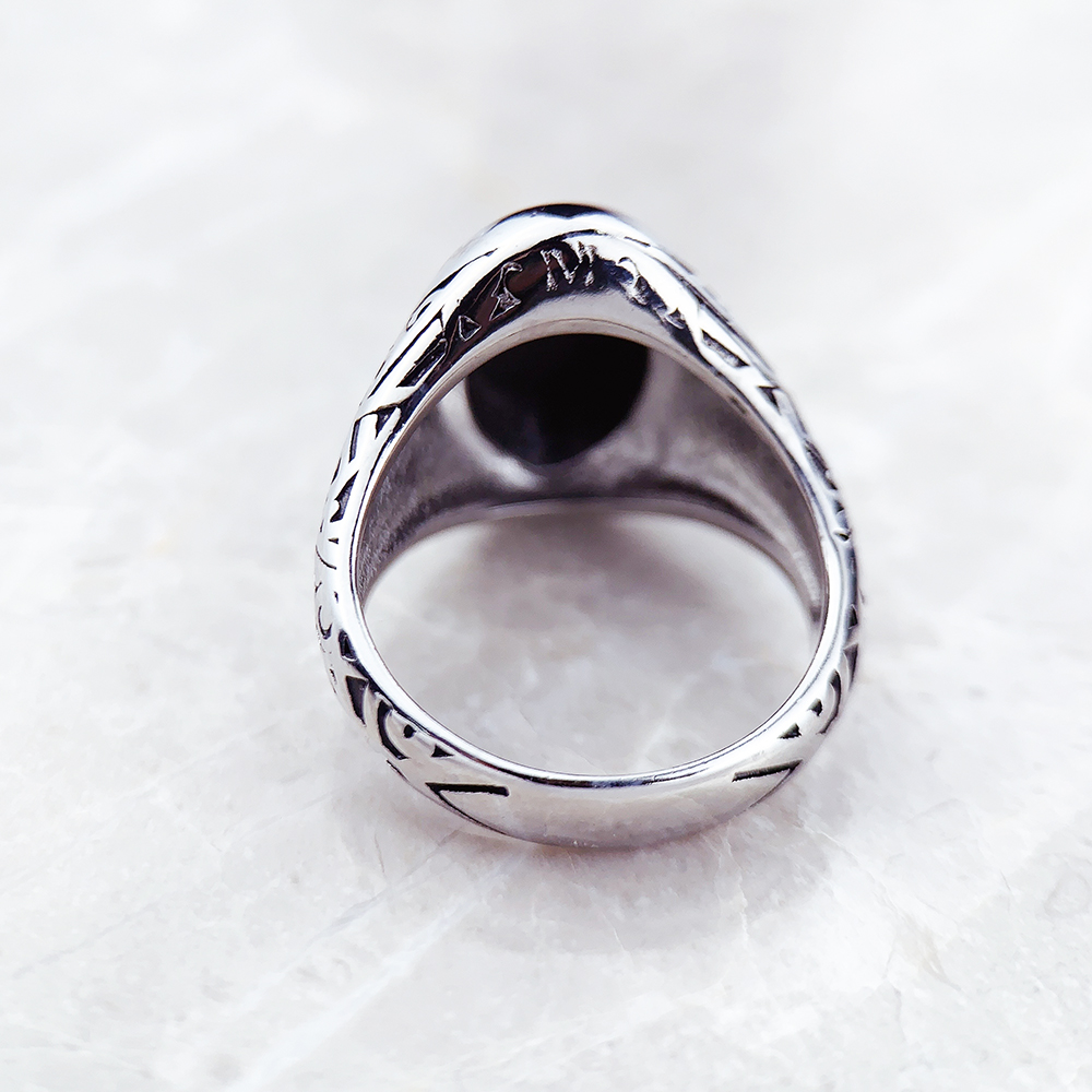 Zwarte ovale zegelring Europa  - Mens Signet Ring recensie en prijs